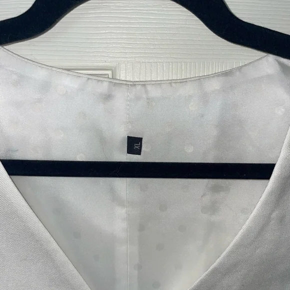 Elegant White Women's Buttoned Vest - Picture 2 of 3